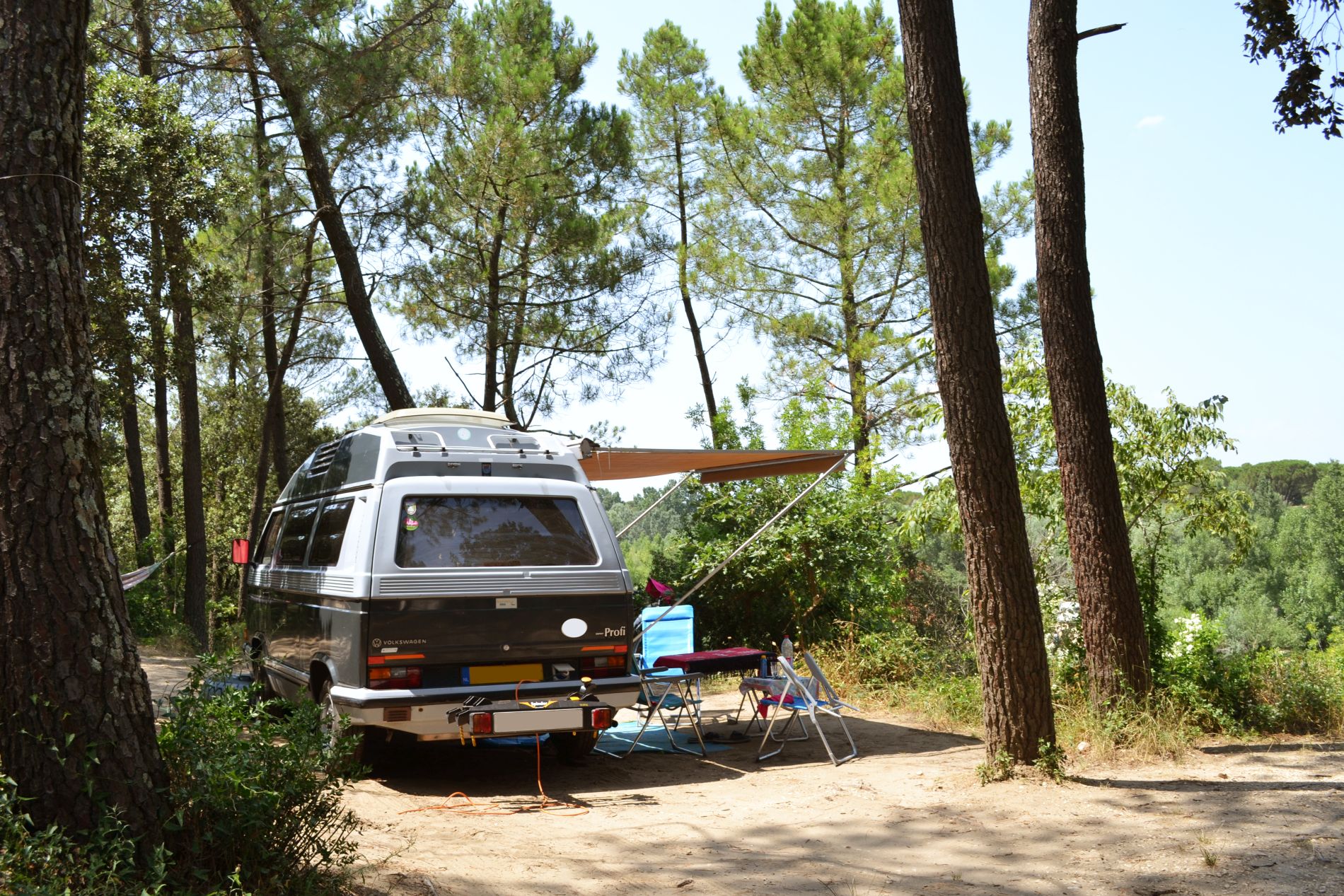 Photo d'un van aménagé sur un emplacement au camping la Sousta